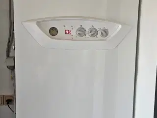 Gasfyr med indbygget varmtvandsbeholder 4 år gl.