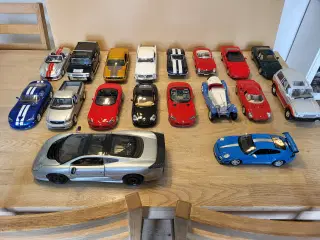 Modelbiler 1:18 - 18 stk. 2200 kr.