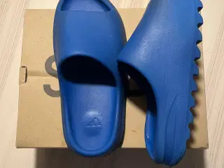 Blå yeezy slide