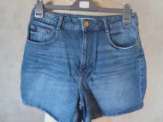 Blå denim shorts str 40