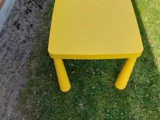 Bord til børneværelse