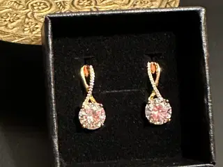 Nye sølvøreringe med 2 karat moissanite i hver.