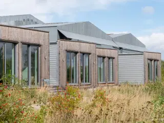 Unikt kontor i nyrenoverede pavilloner med store vinduespartier og grønne arealer