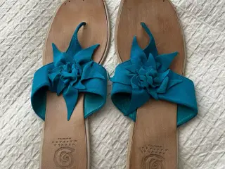 Smarte sandaler med ruskinds blomst