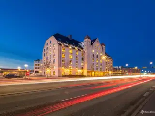 Vil du være nabo til superflinke lejere - fælles kantine. fitness. parkering m.m.