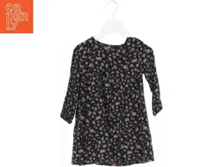 Kjole med mønster fra Petit by Sofie Schnoor (str. 98)