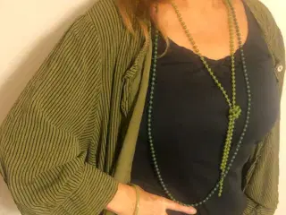 SMYKKESÆT med PERLEKÆDE og bangle-ARMBÅND 