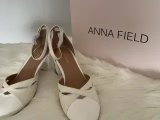 Anna Field 