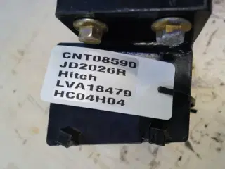John Deere 2026R Hitch LVA18479
