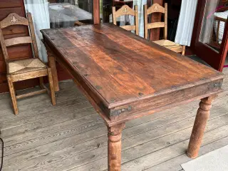 Spisebord og 3 stole