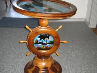 Brasiliansk sidebord med indlagt sommerfuglevinger