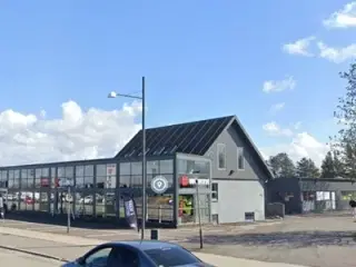 Lys, mulighedsrig kontorejendom med ideel beliggenhed i Hjørring
