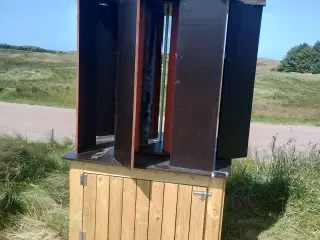 Vindtubine er ca 123 cm høj ca 140 i diameter 