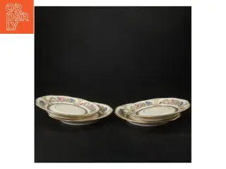 Porcelænstallerkener med blomstermotiv fra Pirken Hammer (str. Ø. 19 cm)