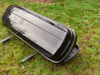 Thule tagboks med tagbøjler.