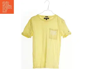 Gul T-shirt med trykt lomme fra Tommy Hilfiger (str. 140)