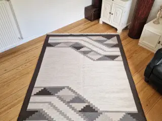 Lækkert stort röllakan-tæppe.