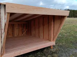 Shelter i lærketræ 2,1 x 2,5 meter