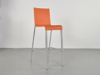 Vitra .03 barstol i orange på grå stel