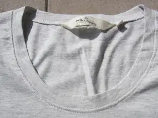 Str. XS, næsten ny halvlang t-shirt