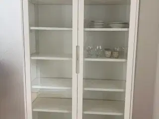 Hvidmalet vitrineskab