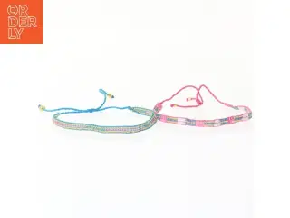 Håndlavet armbånd i perler (str. 26 cm)