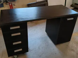 Skrivebord fra Ikea.