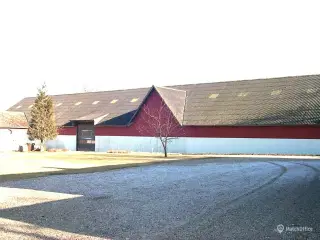 Lager (1.050m2) med lille kontor/administrationslokale (12 m2) - Kan evt. opdeles.