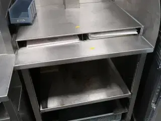 Rustfri stålbord med indhold