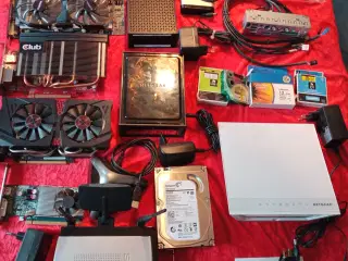 kæmpe rode bunke af hardware og kabler