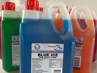 Slush Ice koncentrat, plastik krus og sugerør.