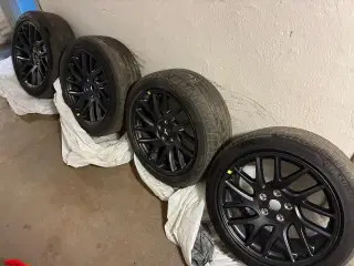 Alufælge med dækkene 