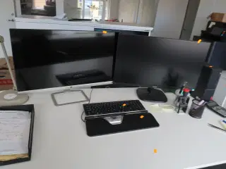 Computer, 2 stk. skærme mus og tastatur
