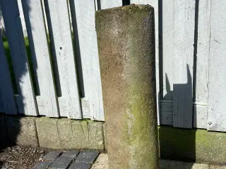 Stolpesten beton med beslag 