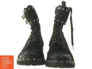 Sort støvle med nitter fra Steve Madden (str. 38 )