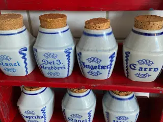7 krydderikrukker på hylde - Søholm
