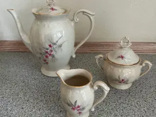 Antik dukkestel i porcelæn