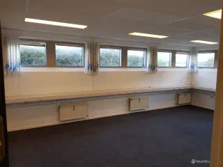 Stort kontor/lagerrum i kælder
