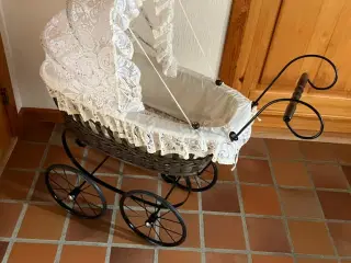 gammel dukkevogn