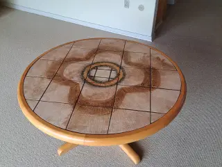 Rund sofabord, kakler og bøg. Ø= 106 cm.