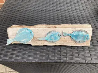 keramik fisk på drivtømmer