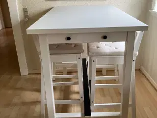 Højt spisebord med stole