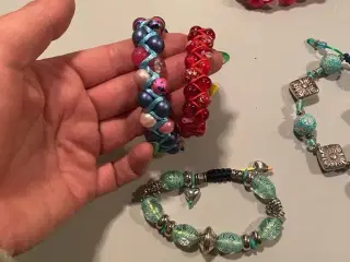 Nye knyttede armbånd