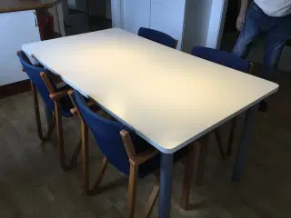 Spisebord til køkken og 4 konference stole.