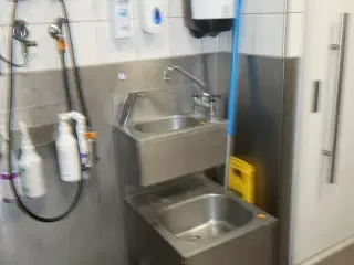 Vaskestation, papirdispenser, sæbedispenser m.m.