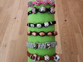 Diverse knyttede armbånd 