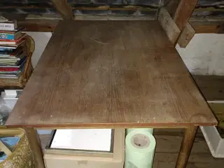 Spisebord med patina 