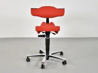 Frapett kontor-/sadelstol med rødt polster og krom stel