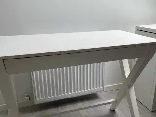 Arbejdsbord i hvid træ