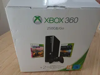 XBOX 360 E model inkl kontroller og 2 spil